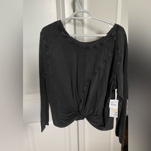 Size: Large ZELLA crop knot black long sleeve
